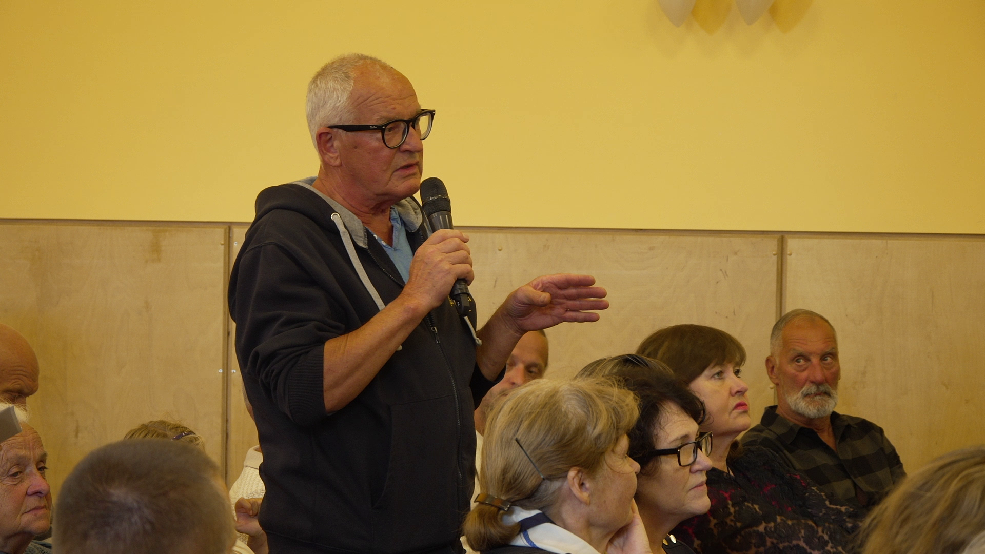 Iedzīvotājs uzdod jautājumu publiskajās debatēs par vēja parka ieceri Pāvilostā