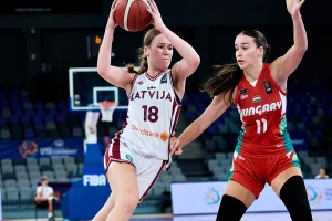 Latvijas un Ungārijas basketbolistes cīņā par bumbu spēles laikā