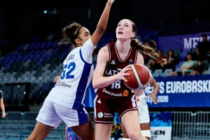 Latvijas U-16 basketboliste spēlē pret Francijas izlasi Eiropas čempionātā