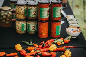 Marinēti dārzeņi un dažādu šķirņu čili pipari Savvaļas kulinārijas festivālā
