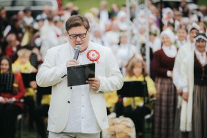 Koru saieta “Meņģeļos” vadītājs uzrunā pasākuma dalībniekus