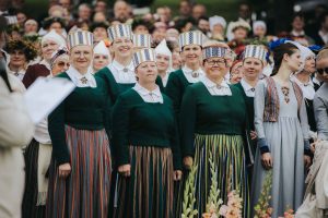 Koru saieta “Meņģeļos” dalībnieces latviešu tautastērpos