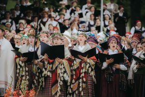 Koru saieta “Meņģeļos” dalībnieki dzied tautastērpos