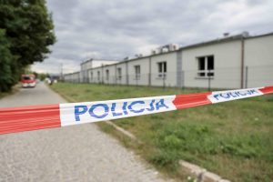 Policijas norobežojums pie WB Group rūpnīcas Polijā