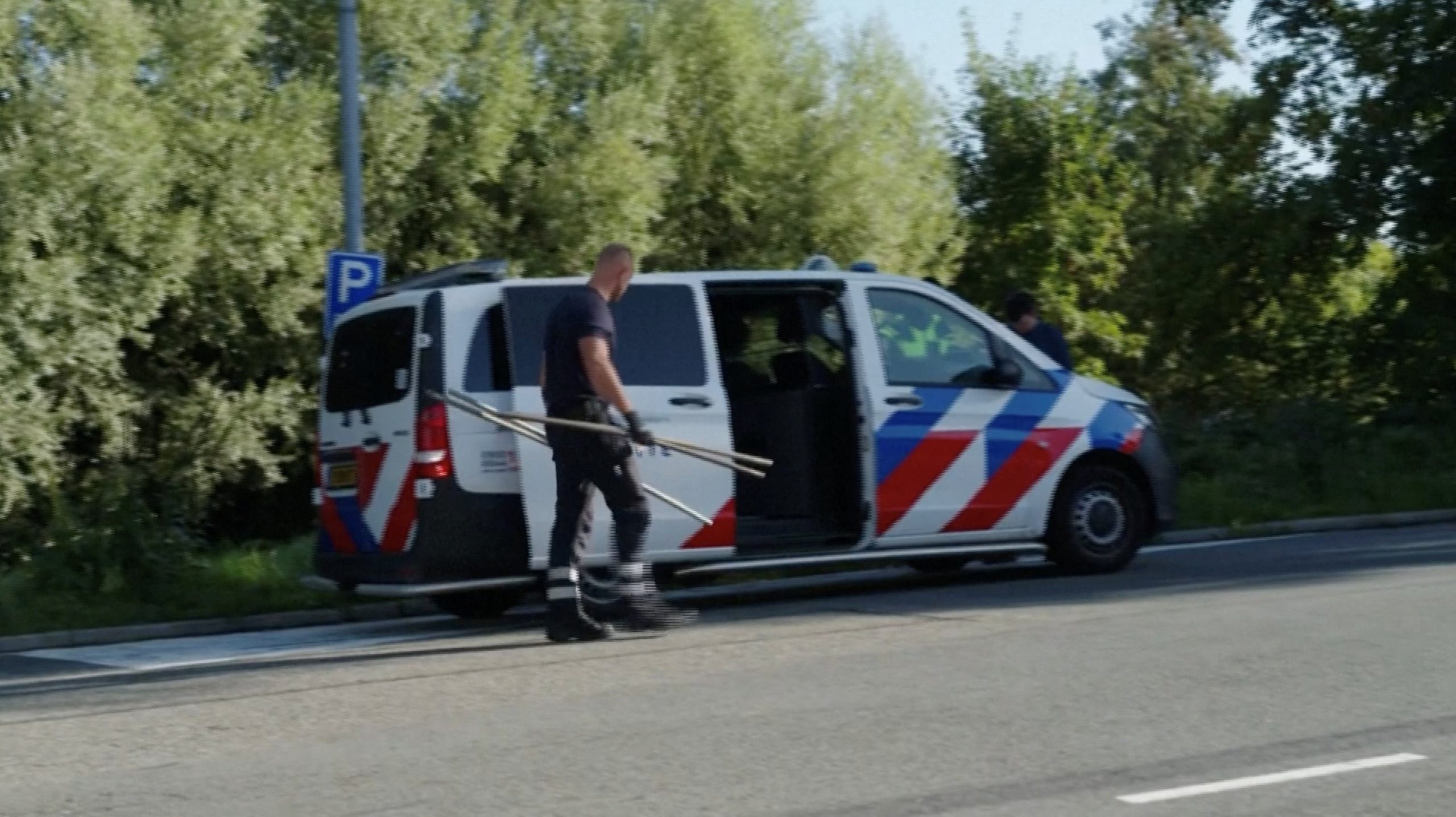 Policists pie dienesta automašīnas pēc iespējamas sabotāžas Nīderlandē