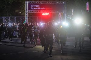 Latvijas Orientēšanās nakts dalībnieki finišā vakara stundās