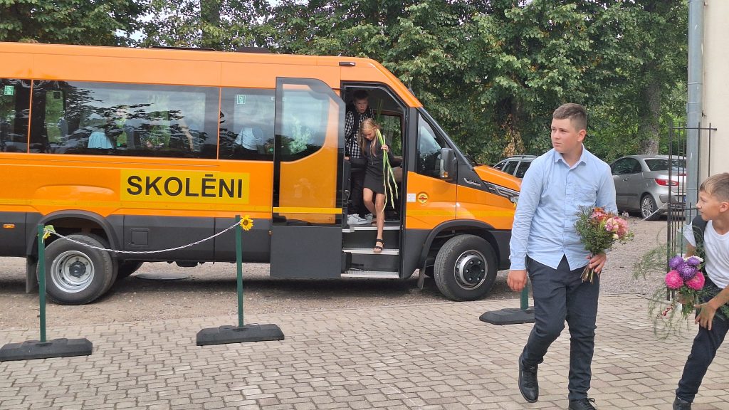 Skolēni ierodas Daudzeses pamatskolā ar skolas autobusu