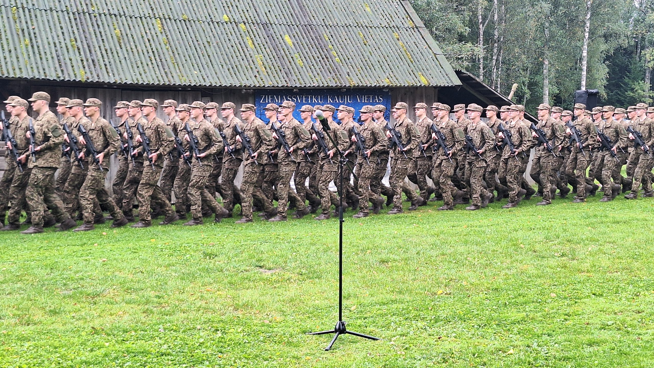VAD karavīri soļo Ziemassvētku kauju muzejā
