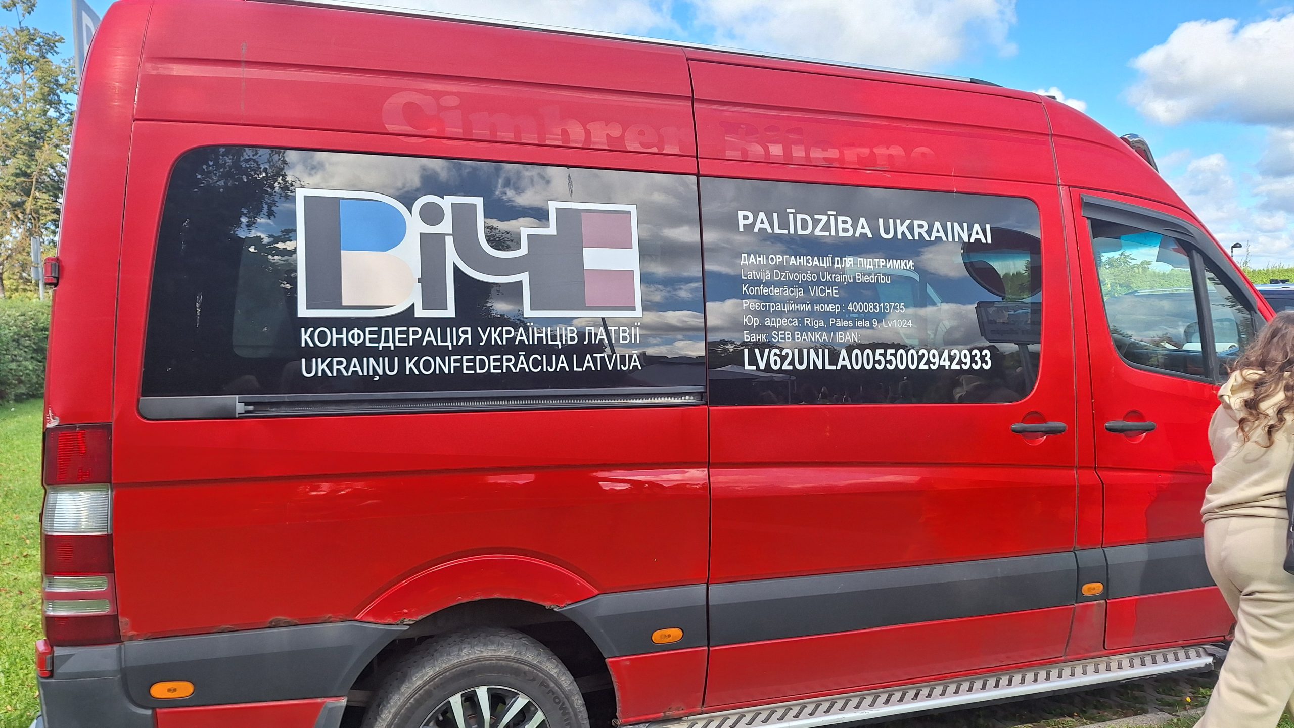Konfederācijas “VICHE” palīdzības mikroautobuss Ukrainas atbalstam Jelgavā