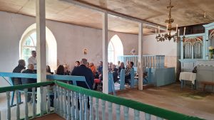 Apmeklētāji vēsturiskas baznīcas iekštelpās