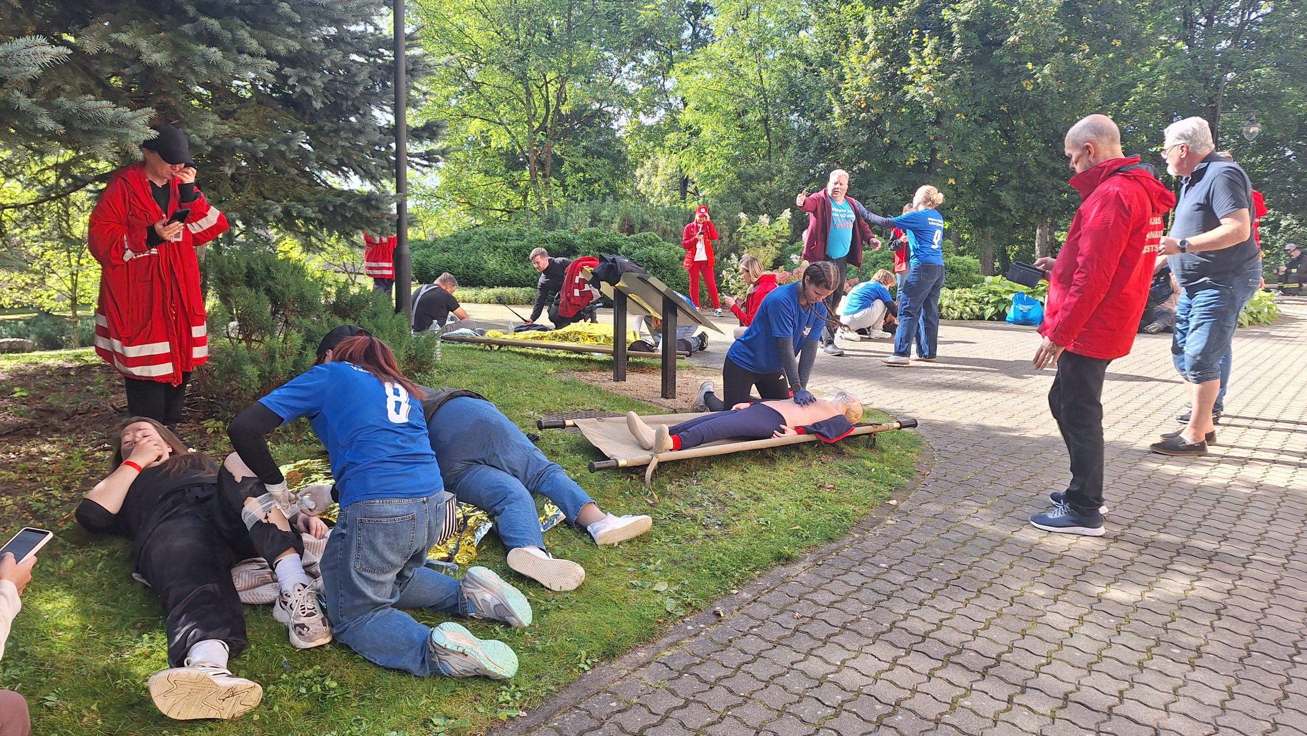 Skolēni pirmās palīdzības sacensībās Vecbebros sniedz palīdzību inscenētiem cietušajiem