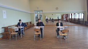 Skolēni vēlēšanu komisijas lomā Dobeles Valsts ģimnāzijas signālvēlēšanās