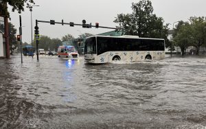 Applūdusi iela Pērnavā pēc spēcīgām lietusgāzēm, satiksmē autobuss un operatīvais transportlīdzeklis
