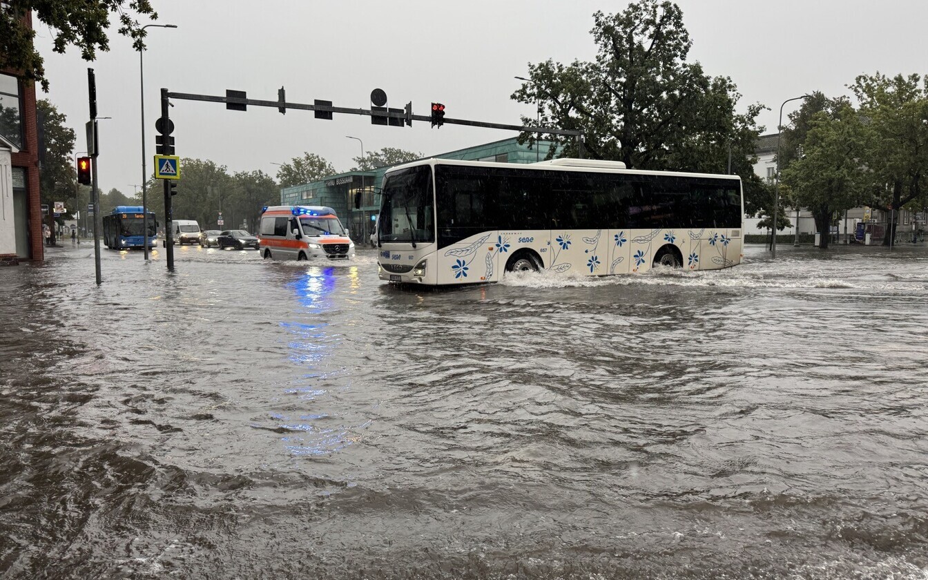 Applūdusi iela Pērnavā pēc spēcīgām lietusgāzēm, satiksmē autobuss un operatīvais transportlīdzeklis