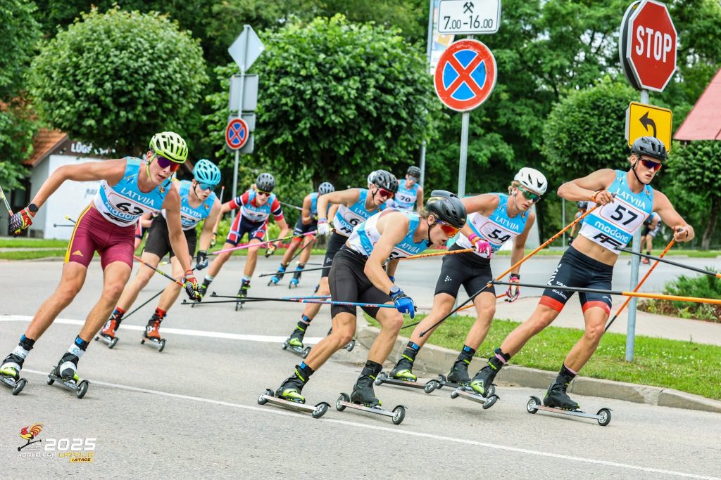 Rollerslēpotāju grupa sacensībās Madonā