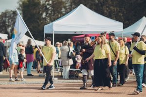 Festivāla “Kalniešu spēles” dalībnieku gājiens ar biedrības “Cerību spārni” karogiem