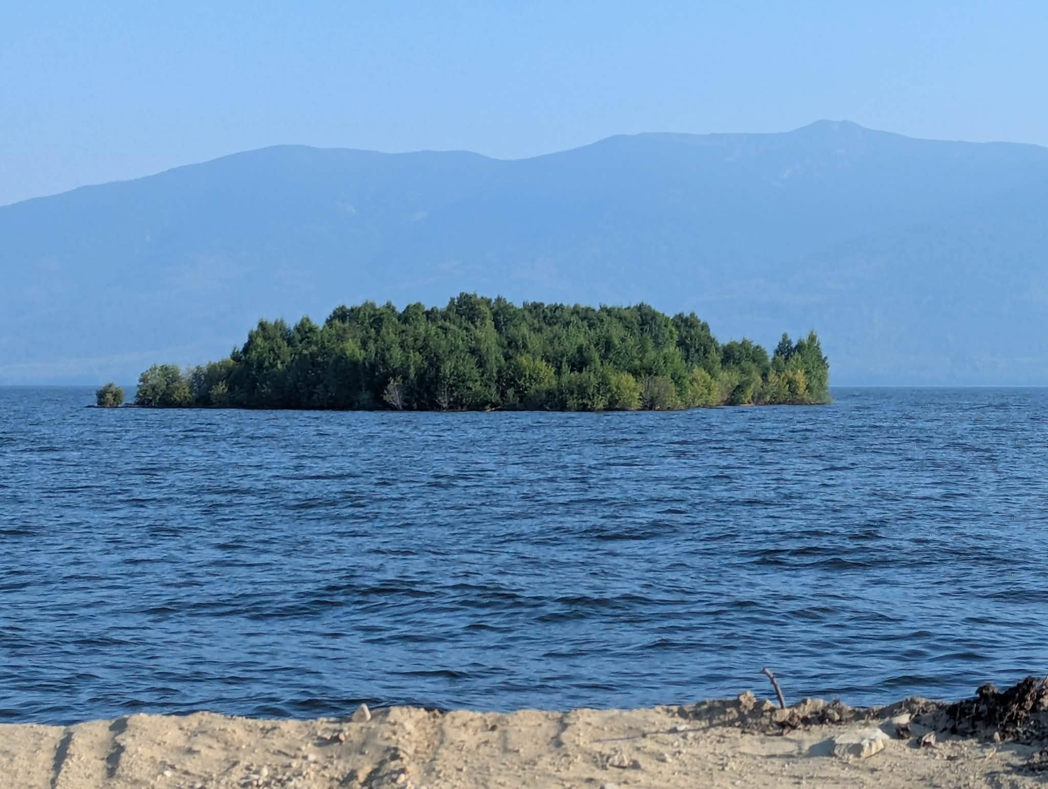 Peldoša, ar kokiem apaugusi sala Vilistona ezerā Kanādā