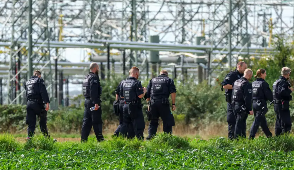 Vācijas policisti pie elektroapgādes infrastruktūras pēc aizdomīga incidenta apakšstacijā
