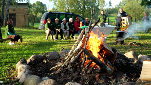 “Buļbu festa” dalībnieki pie ugunskura Dricānos