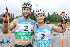 Raimo Vīgants un Lauris Kaparkalējs pēc uzvaras pasaules čempionātā rollerslēpošanā