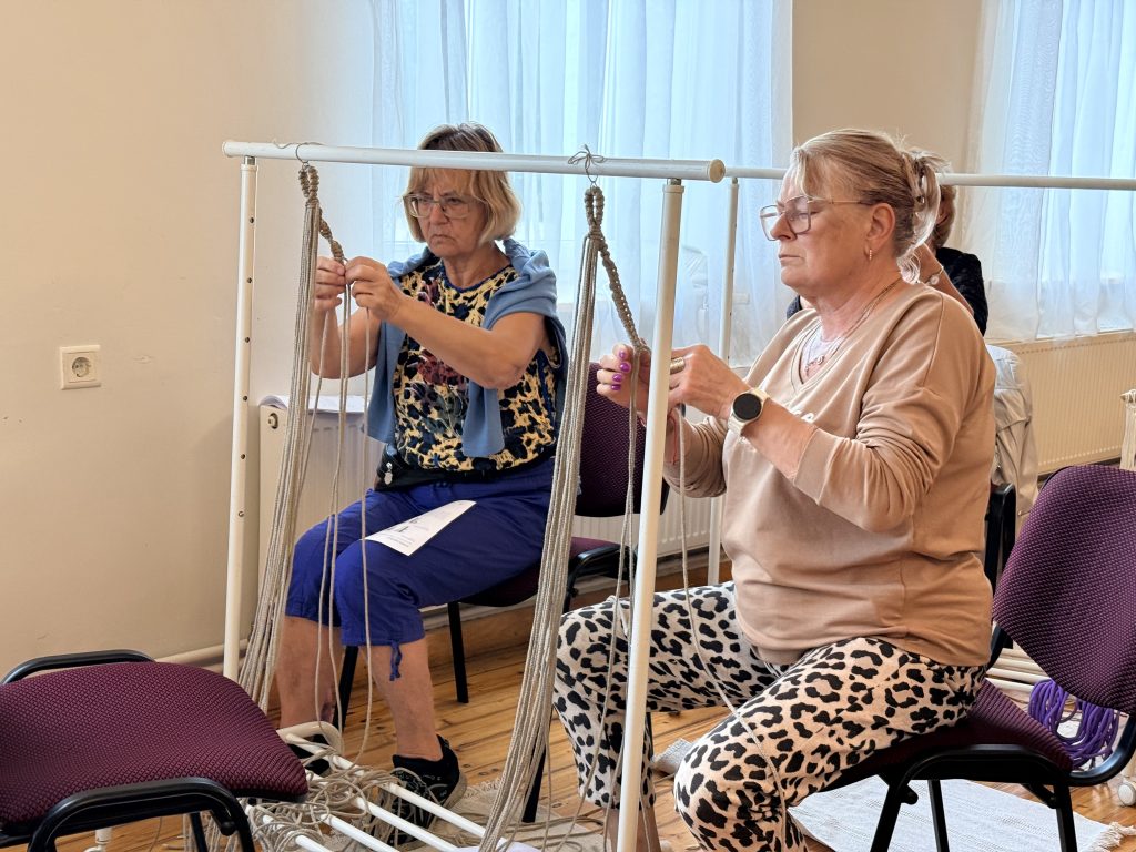 Senioru skolas dalībnieces veido makramē darbus