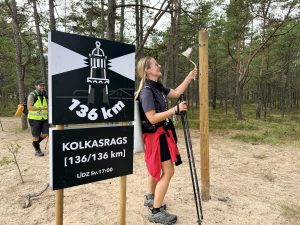 Pārgājiena Dubulti–Kolka dalībniece pie finiša Kolkasragā pēc 136 kilometru distances