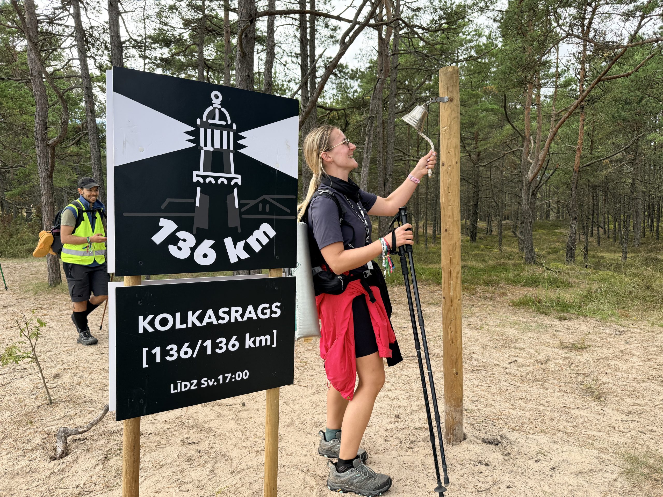 Pārgājiena Dubulti–Kolka dalībniece pie finiša Kolkasragā pēc 136 kilometru distances