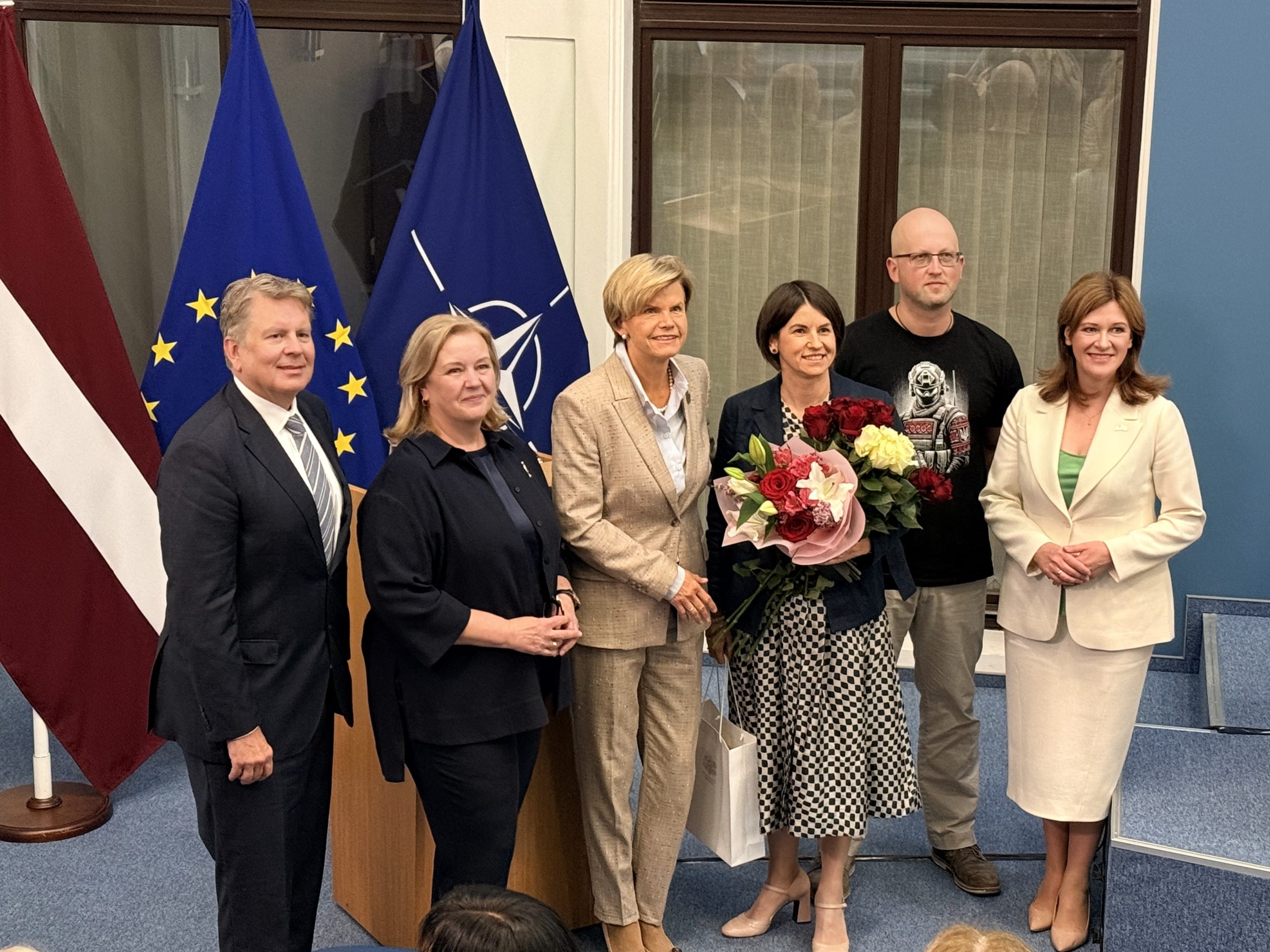 Latvijas diasporas foruma dalībnieki apbalvojuma pasniegšanas laikā Rīgā
