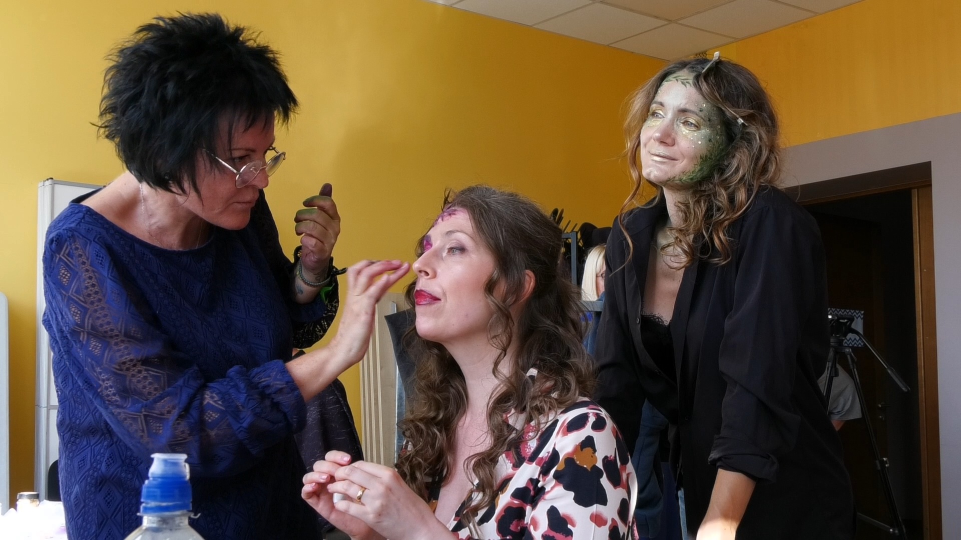 Gatavošanās operetes “Parīzes bohēma” tēlu fotosesijai