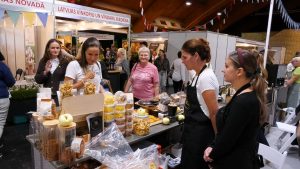 Apmeklētāji pie Latvijas pārtikas ražotāju stenda izstādē “Riga Food 2026” Ķīpsalā