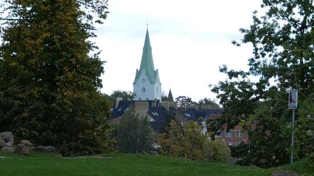 Baznīcas tornis virs pilsētas apbūves