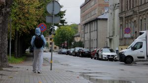 Gājējs lietainā dienā Jelgavas pilsētas ielā