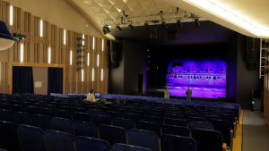 Jelgavas Kultūras nama lielā zāle ar skatuvi