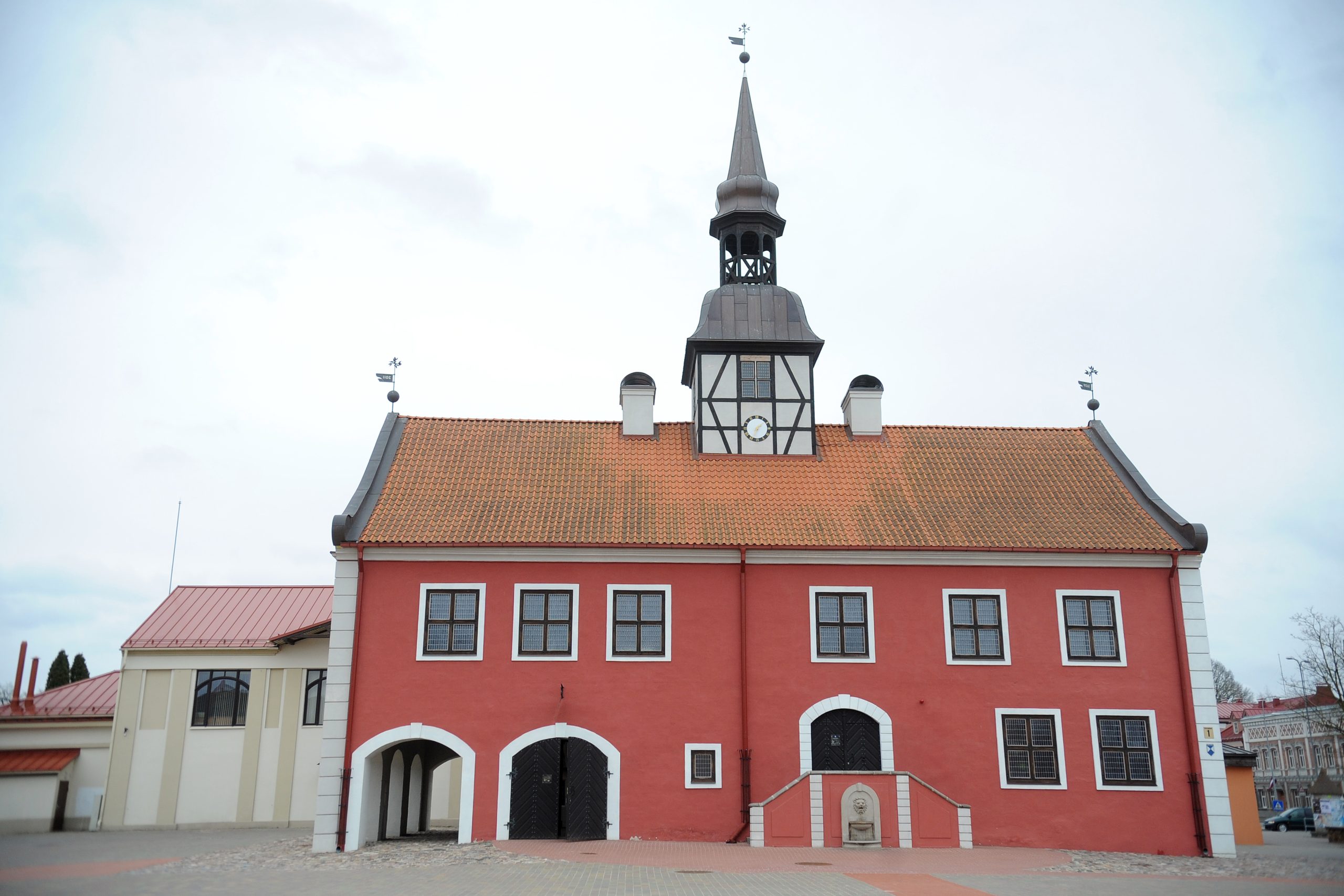 Bauskas rātsnams Rātslaukumā, kura apkārtni paredzēts labiekārtot