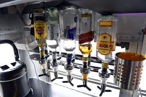Stiprā alkohola pudeles dzērienu dozatoros publiskās tirdzniecības vietā