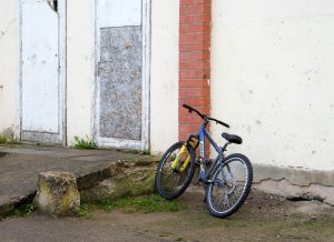 Bērnu velosipēds pie ēkas pēc traģiskas avārijas Mērsraga pagastā