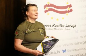 Sarmīte Cīrule ar saņemto apbalvojumu