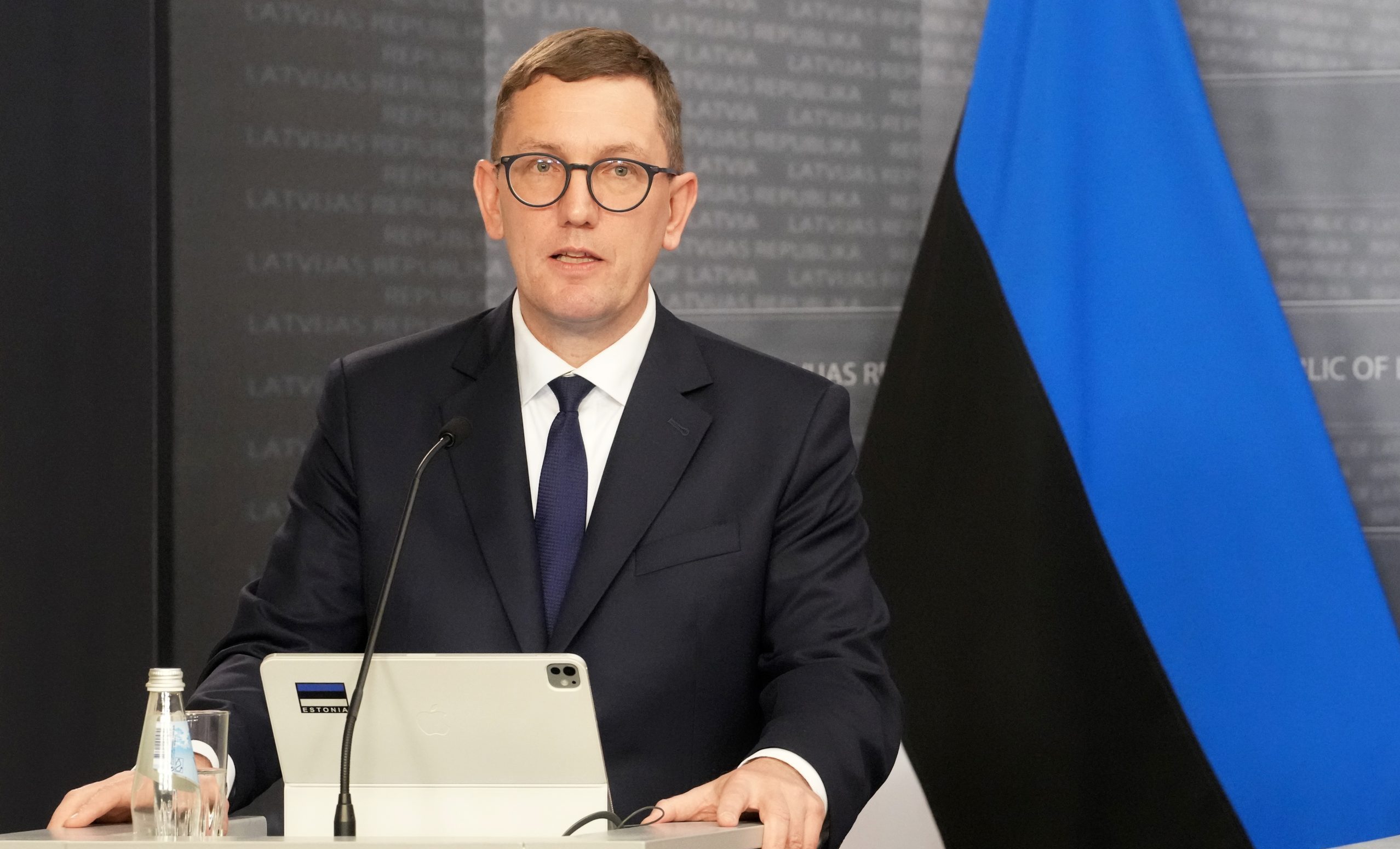 Igaunijas premjerministrs Kristens Mihals preses konferencē