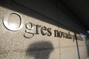 Ogres novada pašvaldības ēkas fasāde ar pašvaldības nosaukumu
