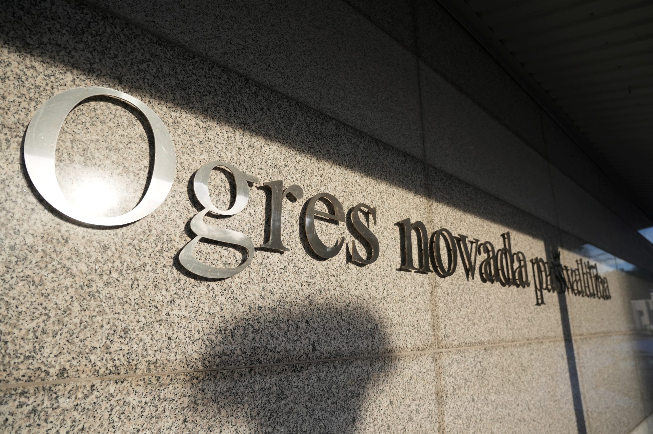 Ogres novada pašvaldības ēkas fasāde ar pašvaldības nosaukumu