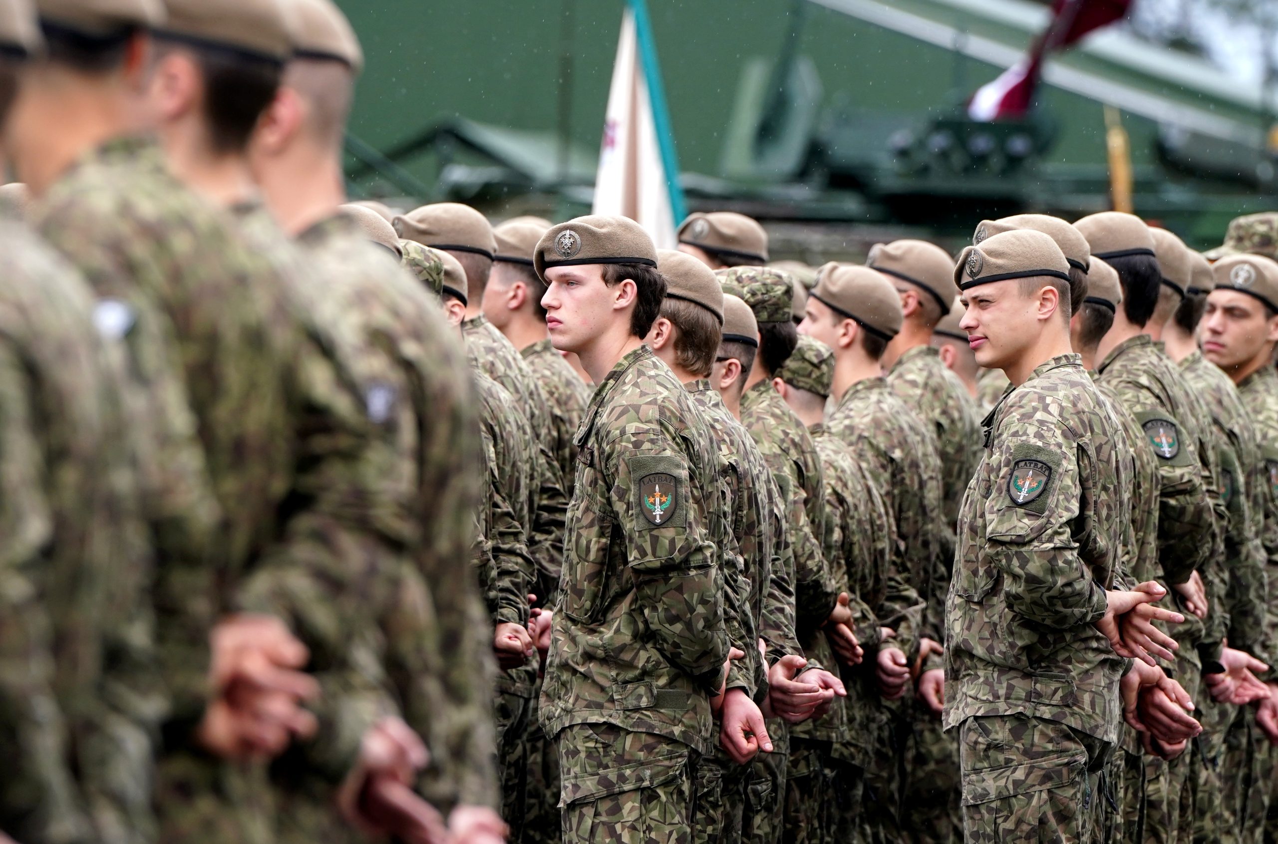 Valsts aizsardzības dienesta karavīri militārajās formās ierindā