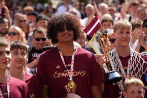 Latvijas U-16 basketbolists Bendžamins Jānis Beruē ar čempionu medaļu