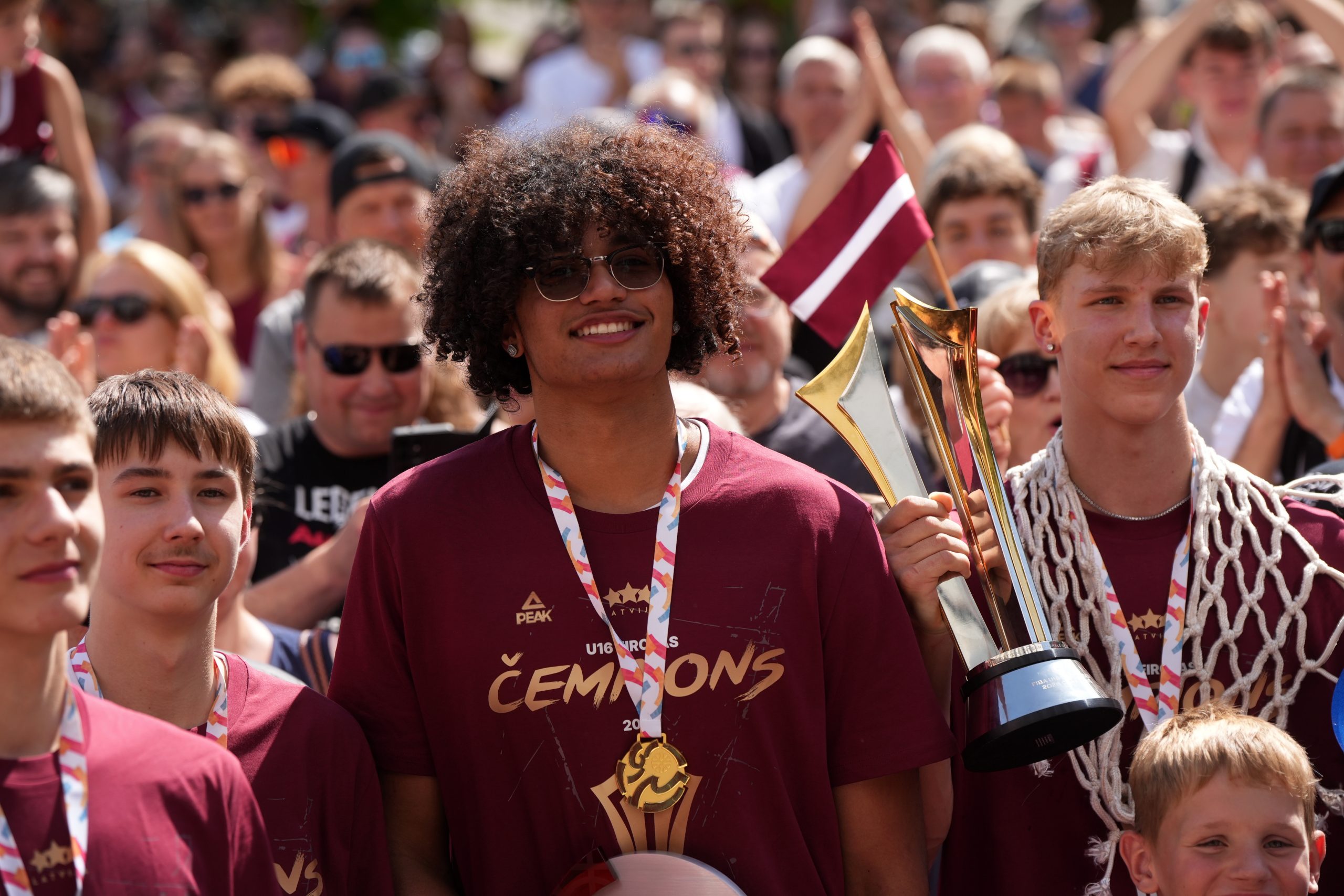 Latvijas U-16 basketbolists Bendžamins Jānis Beruē ar čempionu medaļu