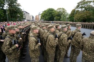 Valsts aizsardzības dienesta karavīri militārajā ierindā Rīgā