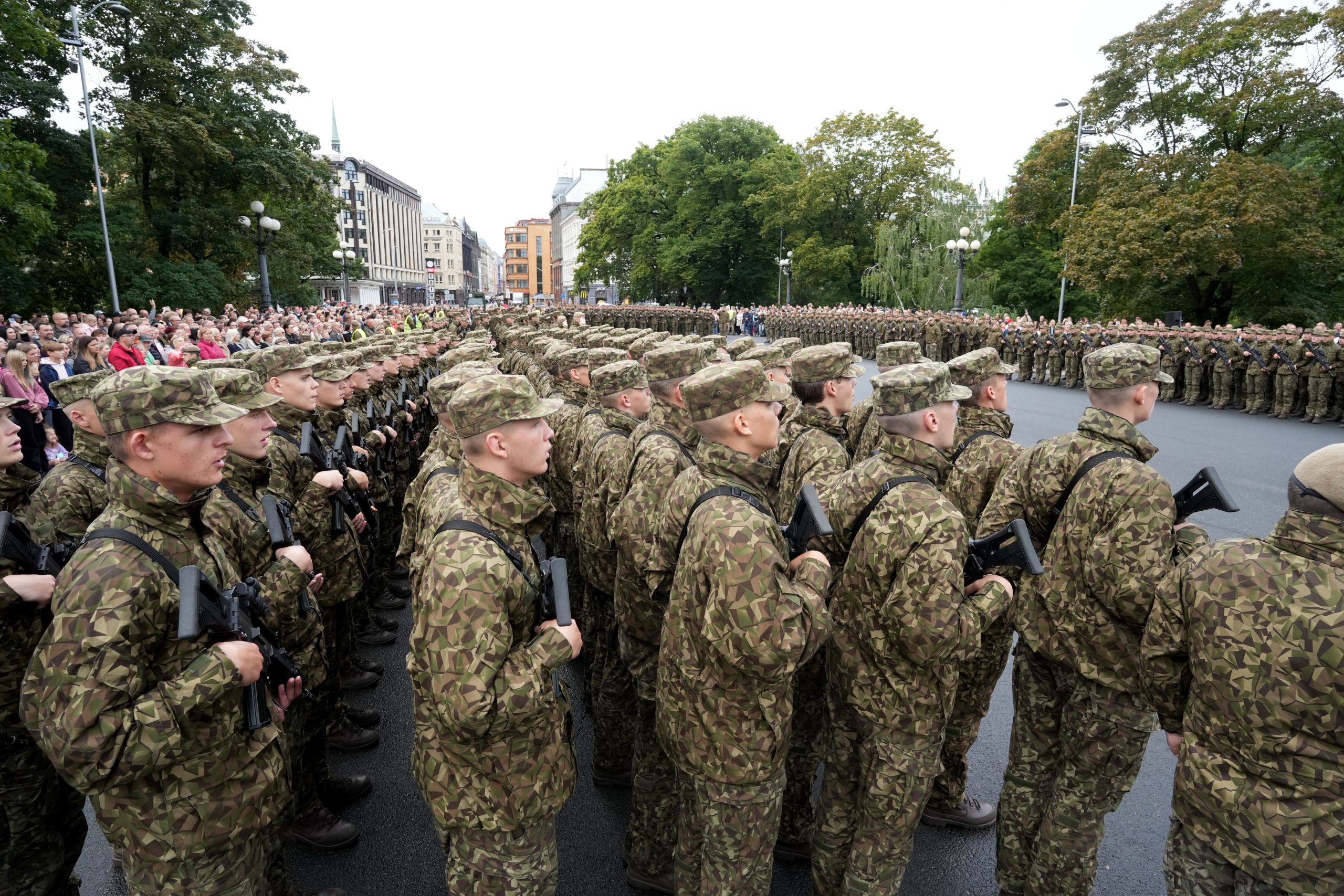 Valsts aizsardzības dienesta karavīri militārajā ierindā Rīgā