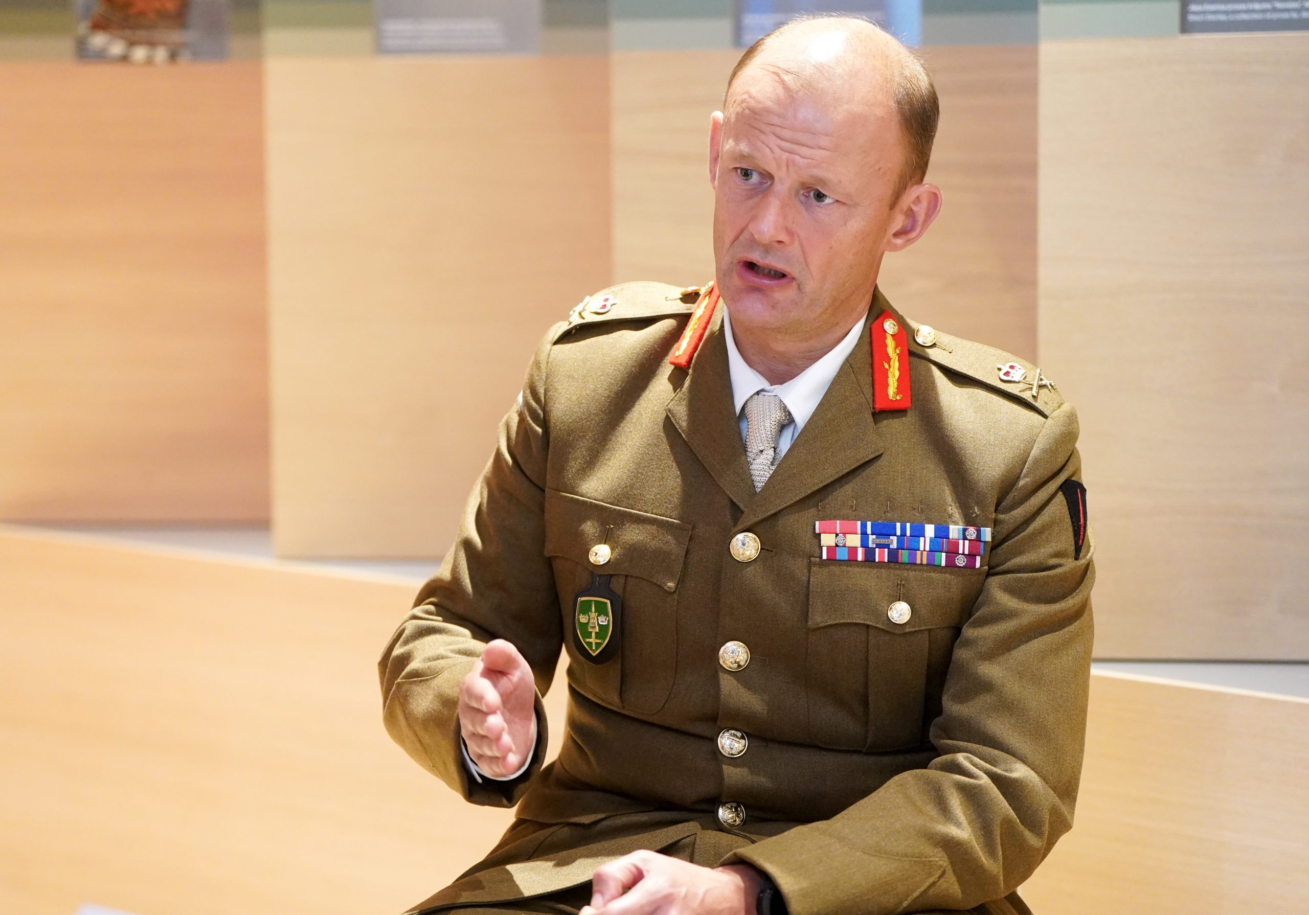 NATO ģenerālleitnants militārajā uniformā intervijas laikā