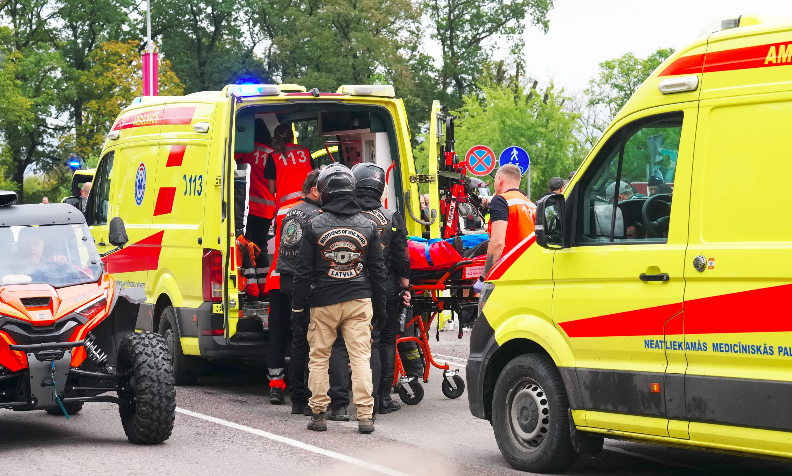 Neatliekamās medicīniskās palīdzības mediķi pie ātrās palīdzības automašīnām