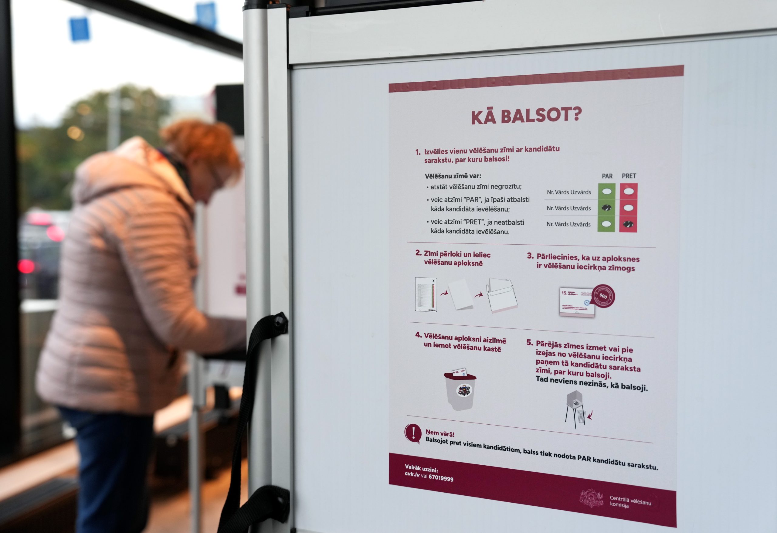 Vēlēšanu iecirknī izvietota informācija par balsošanas kārtību