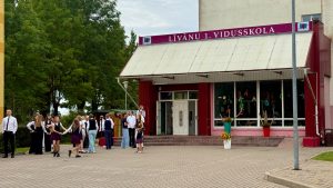 Skolēni pie Līvānu 1. vidusskolas 1. septembrī