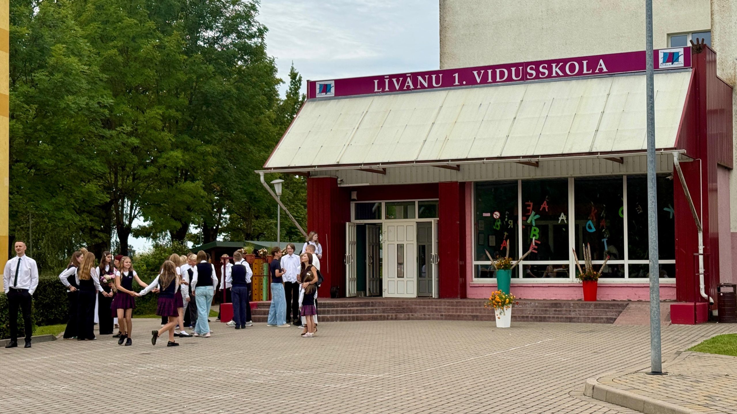 Skolēni pie Līvānu 1. vidusskolas 1. septembrī